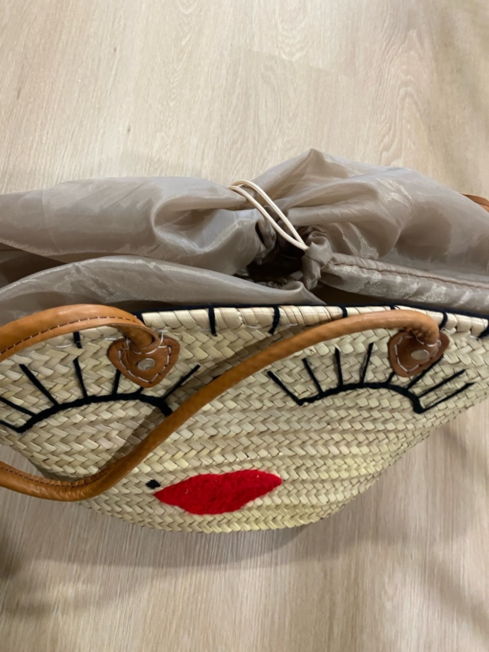 Moroccan Straw Tote beach Bag with playful red lip design - Picture 3 of 5